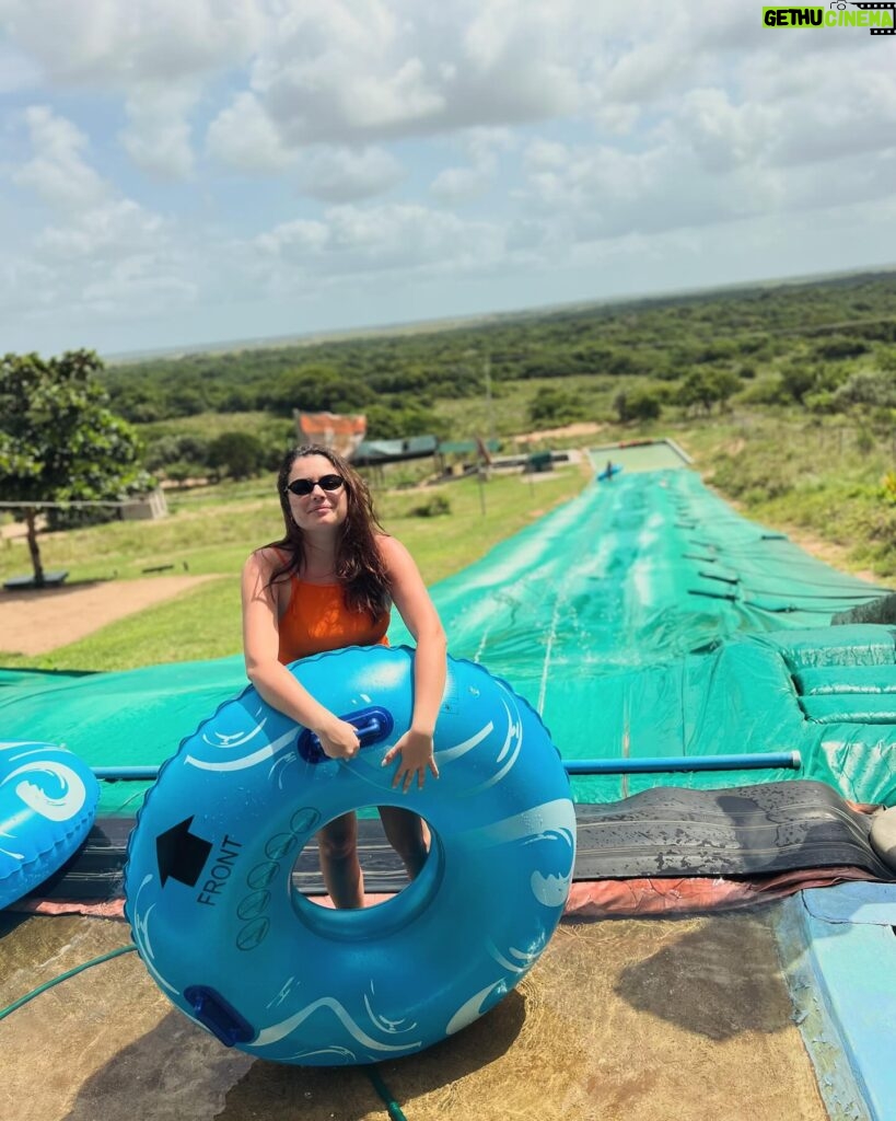 Ana Guiomar Instagram - Parque Aquático 😂. Apesar de ter entrado na terceira década como ele diz, continua a ser o irmão mais novo. Ganda puto.