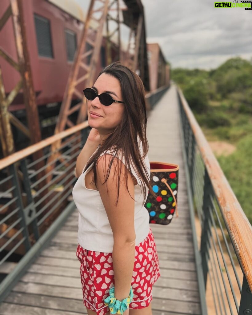 Ana Guiomar Instagram - Nada de leopardo, vamos seguir caminho até Maputo.