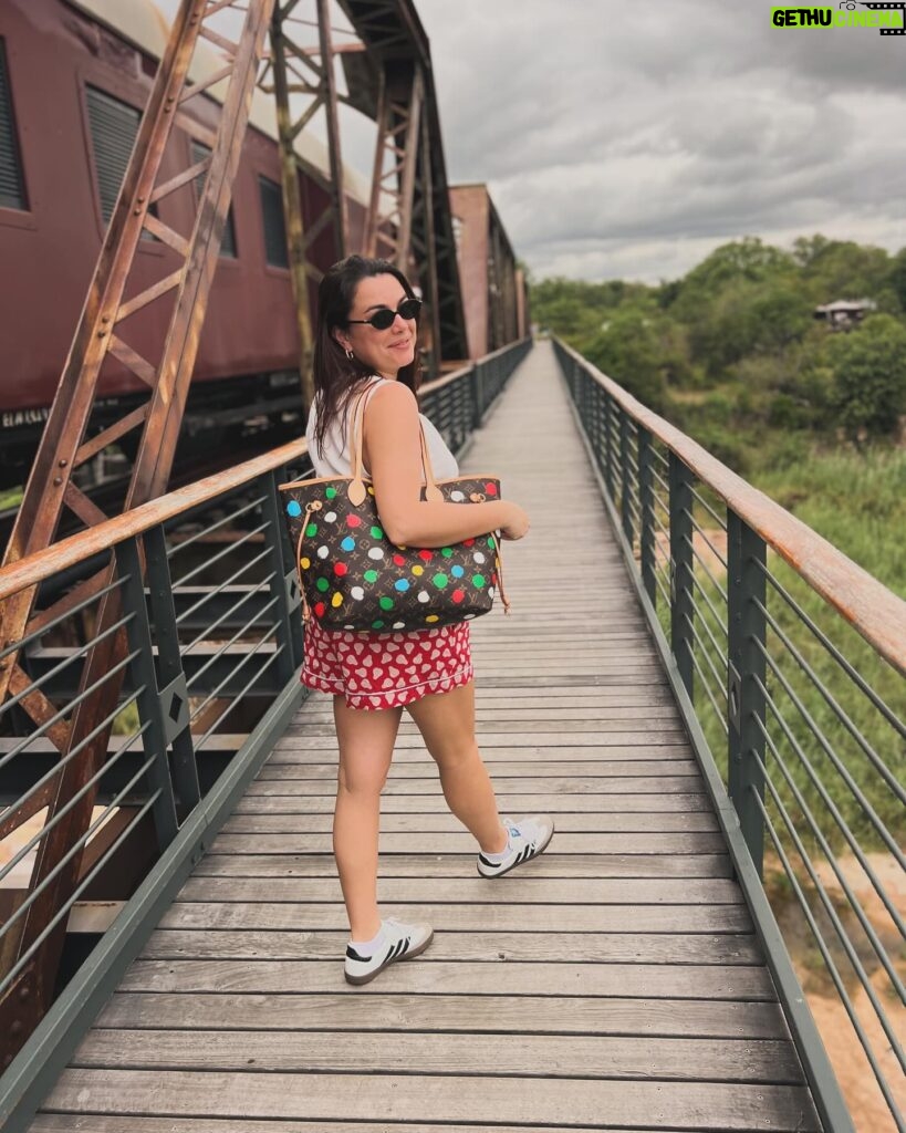 Ana Guiomar Instagram - Nada de leopardo, vamos seguir caminho até Maputo.