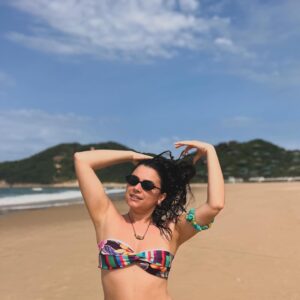 Ana Guiomar Instagram - Aquela alegria de estar a fazer praia em Março!
Olá Ponta do Ouro, já não nos víamos há muitos anos. Venha o tipo tinto.❤️