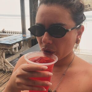 Ana Guiomar Instagram - Aquela alegria de estar a fazer praia em Março!
Olá Ponta do Ouro, já não nos víamos há muitos anos. Venha o tipo tinto.❤️