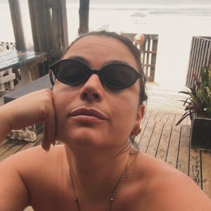 Ana Guiomar Instagram - Aquela alegria de estar a fazer praia em Março!
Olá Ponta do Ouro, já não nos víamos há muitos anos. Venha o tipo tinto.❤️