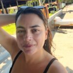Ana Guiomar Instagram - Aqui não chove, para já, há camas na praia e foi dia de feijoada. 🌶️ Mãe, está tudo bem.