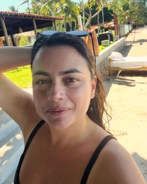 Ana Guiomar Instagram - Aqui não chove, para já, há camas na praia e foi dia de feijoada. 🌶️ Mãe, está tudo bem.