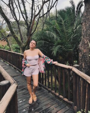 Ana Guiomar Instagram - A vida na Selva ás 9.00H da manhã, com cara de quem não tem nada para fazer, a não ser salvar o seu pequeno almoço dos macacos…