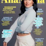 Ana Hikari Instagram - Ana Hikari é uma mulher forte, empoderada e com um olhar atento a uma questão tão antiga e ainda tão presente: a falta de representatividade. Por isso, muito consciente também, ela trava uma luta para quebrar o preconceito e os estereótipos: “Uma pessoa que me chama de ‘japa’ geralmente chama diversas pessoas amarelas dessa forma. Reduzir toda essa diversidade a um povo só aniquila outras origens. Além disso, chamar de ‘japa’ qualquer descendente do leste asiático é aquele clássico ‘é tudo igual’, ou seja, é ignorar que temos individualidade”, fala em entrevista à AnaMaria. Ao falar abertamente sobre sua bissexualidade e discriminação racial, a artista espera que as pessoas se conscientizem e compreendam a importância de dar voz e espaço a todos, sem nenhum viés. É isso. Como também bem disse Nina Silva, especialista em diversidade da CNN, "Quando colocamos essas diversas vozes em conjunto, ampliamos horizontes e discussões. Saímos desse mundo dicotômico, de certo e errado, e começamos a entender vivências diversas, que nos fazem partir de um lugar mais amplo para impactarmos positivamente a sociedade". Revista AnaMaria a partir de hoje nas bancas digitais