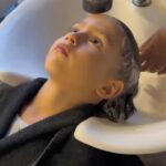 Ana Hikari Instagram - Primeiro corte no Salão a gente nunca esquece. @lacesandhair gracias por todo cuidado com meu pequeno, um salão lindo com cuidados naturais para todos os cabelos Titia @_anahikari arrasou no vale nigth! ❤️