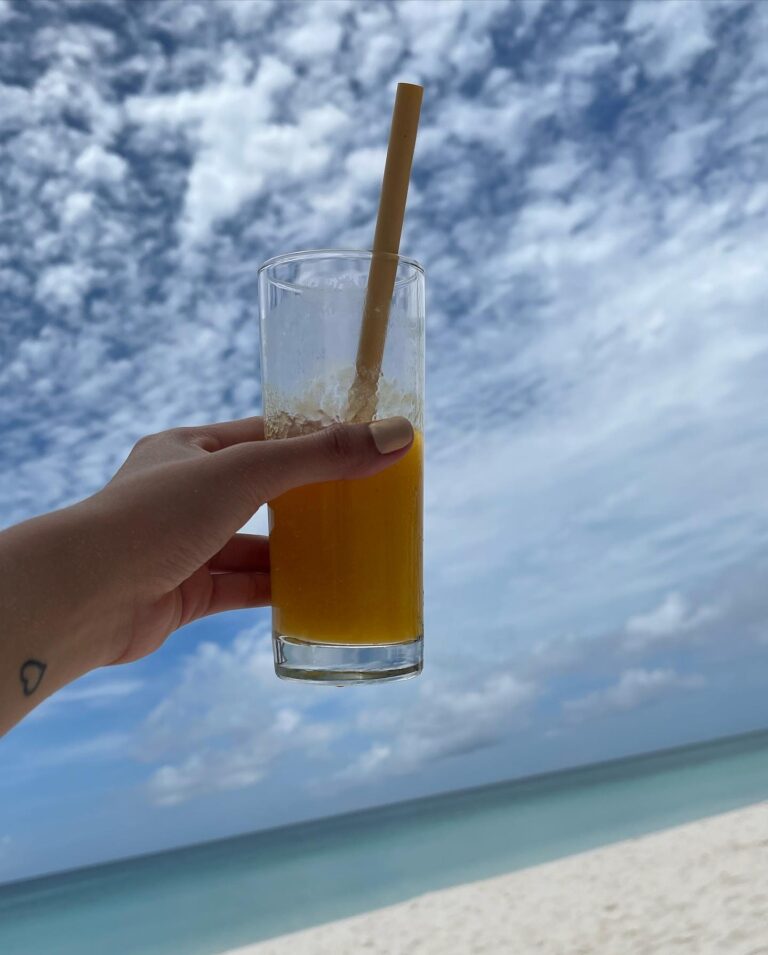 Ana Jalandoni Instagram - Mentally on the beach 💕🏝️🐚