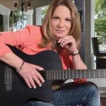 Ana María Polo Instagram - Una de mis pasiones… la guitarra 😍 Me gustaría saber a ustedes, ¿qué los mueve? Cuéntenme aquí… ¡Los quiero! #HeDicho #CasoCerrado #AnaMariaPolo