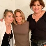 Ana María Polo Instagram - ¡Hola amigos! ¿Cómo están por acá? Hoy jueves de #TBT les comparto este par de fotos con Iris, encargada de mi vestuario y Sandra, mi estilista, parte de mi equipo todos estos años. ♥️✨ #HeDicho #AnaMariaPolo #CasoCerrado20Años
