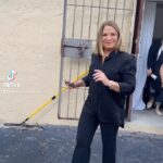 Ana María Polo Instagram - ¡Hola amigos! ¿Cómo están por acá? Les dejo este nuevo #TikTok que subí a mi cuenta oficial mostrándoles un poco el detrás de cámara 🎥 del nuevo programa Dra. Polo Investiga. Si no me siguen todavía en @tiktok me encuentran cómo ➡️AnaPoloTVOficial ¡Se me cuidan! #HeDicho #CasoCerrado #AnaMariaPolo