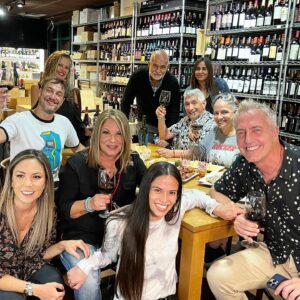 Ana María Polo Instagram - La pasamos súper bien anoche visitando uno de mis lugares favoritos en Miami con @marley_ok y todo el equipo de @telefe en #PorElMundo 🍷Luego les compartiré vídeos de cómo grabamos este segmento. 

Saludos a todos mis fans de la bella #Argentina ¡Espero visitarlos pronto!🇦🇷

#HeDicho #CasoCerrado #AnaMariaPolo