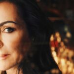 Ana Milán Instagram - Nací para poeta o para muerto, escogí lo difícil supervivo de todos los naufragios, y sigo con mis versos, vivita y coleando. Nací para puta o payaso, escogí lo difícil hacer reír a los clientes desahuciados, y sigo con mis trucos, sacando una paloma del refajo. Nací para nada o soldado, y escogí lo difícil no ser apenas nada en el tablado, y sigo entre fusiles y pistolas sin mancharme las manos. Esta maravilla la escribió #GloriaFuertes pero me hubiera gustado, y mucho, escribirla a mí.