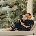 Ana Milán Instagram - Cuando cumplí 50 años no sabía qué regalarme. Medio siglo no se cumple todos los años (a Dios, gracias). Necesitaba un descanso, un retiro, un momento conmigo que me hiciera recuperar toda la energía. Y lo encontré. Diría que estos días en @shawellness es de las mejores cosas que he hecho por mi salud y por mi bienestar. No tengo palabras para describir el nivel de perfección, amor, cuidado y sabiduría que hay aquí. Lleva años siendo el mejor centro de bienestar del mundo; cuando lo leí pensé: del mundo??! Ahora lo entiendo… Llevo tan solo dos días y tengo la sensación de haber retrocedido varios años. Y sí, se come fenomenal… Os seguiré contando…