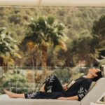 Ana Milán Instagram - Cuando cumplí 50 años no sabía qué regalarme. Medio siglo no se cumple todos los años (a Dios, gracias). Necesitaba un descanso, un retiro, un momento conmigo que me hiciera recuperar toda la energía. Y lo encontré. Diría que estos días en @shawellness es de las mejores cosas que he hecho por mi salud y por mi bienestar. No tengo palabras para describir el nivel de perfección, amor, cuidado y sabiduría que hay aquí. Lleva años siendo el mejor centro de bienestar del mundo; cuando lo leí pensé: del mundo??! Ahora lo entiendo… Llevo tan solo dos días y tengo la sensación de haber retrocedido varios años. Y sí, se come fenomenal… Os seguiré contando…