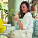 Ana Milán Instagram - Hay días en los que la vida hay que ponerla en modo avión. Y darte un paseo, pintarte las uñas, estar contigo y cantar bajito por la calle. Parar, tomarte un café con el sol de cara y regresar a casa.😊 🤍 👜 @naiaraelgarresta