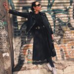 Ana Milán Instagram - Hay felicidad inherente a la llegada de la primavera. Como si la vida se reiniciara. Como si se hubiera vencido de nuevo una batalla. Como si la alegría estuviera esperándonos inquieta. Hay algo de esperanza en la llegada de la primavera, como si algo pusiera música al fondo. Hoy me he sentado al sol en una terraza, me he quitado la chaqueta y he cerrado durante un ratito los ojos. Y solo por momentos así merece la pena el invierno…
