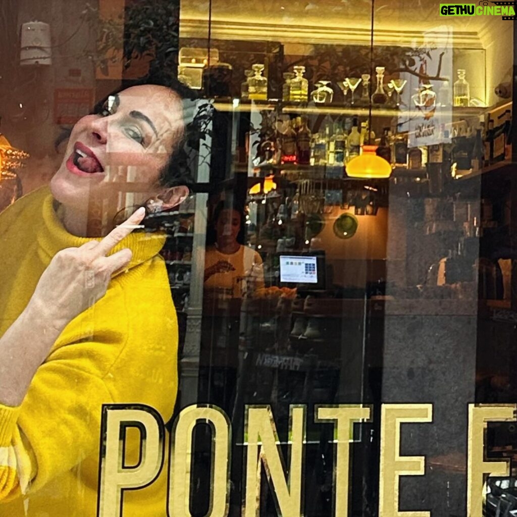 Ana Milán Instagram - Los días de lluvia hay que vestirse de amarillo y lentejuelas, refugiarse en un bar en el que tengan vermú y croquetas, juntarse con alguien que te guste y después mojarse volviendo a casa porque a pesar de tener varios, siempre, se te olvida coger el paraguas. Es lo que tenemos la gente del Mediterráneo, que sabemos que la lluvia no dura para siempre… 👗 @sferaofficial