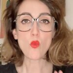 Ana Morgade Instagram - El 7 de marzo IMPRO IMPRO IMPRO! El espectáculo #WomanUp sube a cuatro actrices improvisadoras a escena y nos pone al servicio de la improvisación pura y poderosa. En el show que haremos en España (único e irrepetible) estaremos en las tablas repartiendo arte @paugalimbu @lauloay @encarnindigesta y yo. Y también @martin_calo se sube a improvisar en la música con nosotras. Tienes entradas YA a la venta y el aforo es limitado, así que vuela, chiqui, que va a estar increíble. Te reservas ya mismo el 7 de marzo para ir al @teatromaravillas de Madrid, que va a ser un lujo! VIVA LA IMPRO! ♥️