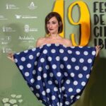Ana Morgade Instagram - Leí hace tiempo que un diseñador gráfico presentaba su trabajo junto a todas las imágenes que le habían llevado hasta su creación. Que hablaba sin tapujos de lo que había tratado de copiar, lo que admiraba, lo que le movía y le influía sin pudor. Me pareció un principio ético hermoso. Ser genuino para mí tiene más de eso que de fingir que eres la gran quintaesencia del sistema solar y que las ideas te brotan como un herpes de la nada. Para perpetrar este vestido invertido quise mezclar un montón de cosas que me rechiflan, y las dejo aquí. Y os prometo que se puede caminar con él, que hay escépticos en tu zona 🤓 (a ver, un cien metros vallas no te lo acabo, pero vestida así o con el chándal de mis sueños).