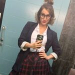 Ana Morgade Instagram - Nasida pa estudiar (si aguantas hasta el final, verás que me flipo intentando enseñar la escayola y no me he h0sti0 de milagro 🥸) Así voy vestida para la gira de @mentespeligrosas.es y me encanta! Que me gusta un disfraz a mí. Porque a lo mejor os sorprende porque mi rostro de joven promesa confunde muchísimo, pero este piquete es de mentiras, ya no voy al cole, yo ya terminé la ESO. Y lo otro también. Tengo ya más años que un bosque, vamos. Pero solo por fuera, caris 😎