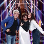 Ana Morgade Instagram - HOY HOY HOY! Esta noche estrenamos a las 22:45 #lamejorgeneración en @telecincoes y os dejo algunos momentazos para abrir boca: capitanes en estado de grasia y bellessa, una celebrando humildemente el triunfo, flipadísima en los ensayos (sí, caris, canto!), pidiendo con @martasango el VAR a la reina @laruka , perreando cual señora en una boda, el elencazo en el escenario que es más grande que la paciencia de una madre de trillizos, y @davidfernandezortiz1970 y yo revisando la dentadura de la gran @esperansagrasia_ ah, y una haciendo pilates pelota en mitad de la gala, y de remate, ahí me tenéis agarrando un escroto imaginario. Os espera lo más grande, amigues! EMPIEZA EL SHOW!!! @martisimasanchez @pablocarbonelloficial @soysolegimenez @rokooficial @anibalgomezoficial @soyyomelody @martasango @mavericklopezmusic @izanllunas @davidfernandezortiz1970 @esperansagrasia_ @laruka
