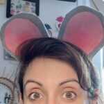 Ana Morgade Instagram - Bebesito hoy va disfrazada de ratón al cole y nos hemos pintado la una a la otra. No pienso quitarme estos bigotes en todo el día. (No comparto fotos suyas, no sabéis la rabia que me da porque está increíble). He hecho el disfraz con unas mallas y una camiseta gris que tenía y unos calcetines míos para hacer el rabito, las orejas y unos lazos para las zapatillas. Y un trozo de fieltro viejo pintado de rosa para el interior de las orejas. Más casero todo que un tocino de cielo de postre. Me llaman LA APAÑÁ? CORRECTO.