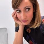 Ana Morgade Instagram - Si me veis con el pelo liso es que tengo curro nuevo. Esta vez me he metido en política. 😗