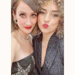 Ana Morgade Instagram - Rosario de fotos de la noche inaugural del @festicinehuelva de este año! Aquí me tenéis vestida de arbolito de navidad glamour encantada de la vida, con joyería de @alhajacultstore (QUÉ MONADAS QUE TIENEN), felices con el equipazo nada más terminar, haciéndonos posados de portada del Venca la @virginiariezu y yo (te como la carita!), vestida para la alfombra roja con el vestido invertido (también bautizado por aquí como EL SUGUS DE PIÑA 😂), feliz de pisar el mismo escenario que el genio de Raúl Rodríguez (y la gloriosa Martirio, qué reina es, de verdad). Y repasando como si estuviera a las puertas de Selectividad 🥸. Qué suerte tengo de trabajar en esto