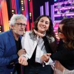Ana Morgade Instagram - HOY HOY HOY! Esta noche estrenamos a las 22:45 #lamejorgeneración en @telecincoes y os dejo algunos momentazos para abrir boca: capitanes en estado de grasia y bellessa, una celebrando humildemente el triunfo, flipadísima en los ensayos (sí, caris, canto!), pidiendo con @martasango el VAR a la reina @laruka , perreando cual señora en una boda, el elencazo en el escenario que es más grande que la paciencia de una madre de trillizos, y @davidfernandezortiz1970 y yo revisando la dentadura de la gran @esperansagrasia_ ah, y una haciendo pilates pelota en mitad de la gala, y de remate, ahí me tenéis agarrando un escroto imaginario. Os espera lo más grande, amigues! EMPIEZA EL SHOW!!! @martisimasanchez @pablocarbonelloficial @soysolegimenez @rokooficial @anibalgomezoficial @soyyomelody @martasango @mavericklopezmusic @izanllunas @davidfernandezortiz1970 @esperansagrasia_ @laruka