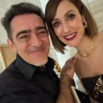 Ana Morgade Instagram - Rosario de fotos de la noche inaugural del @festicinehuelva de este año! Aquí me tenéis vestida de arbolito de navidad glamour encantada de la vida, con joyería de @alhajacultstore (QUÉ MONADAS QUE TIENEN), felices con el equipazo nada más terminar, haciéndonos posados de portada del Venca la @virginiariezu y yo (te como la carita!), vestida para la alfombra roja con el vestido invertido (también bautizado por aquí como EL SUGUS DE PIÑA 😂), feliz de pisar el mismo escenario que el genio de Raúl Rodríguez (y la gloriosa Martirio, qué reina es, de verdad). Y repasando como si estuviera a las puertas de Selectividad 🥸. Qué suerte tengo de trabajar en esto