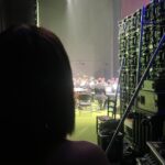 Ana Morgade Instagram - Rosario de fotos de la noche inaugural del @festicinehuelva de este año! Aquí me tenéis vestida de arbolito de navidad glamour encantada de la vida, con joyería de @alhajacultstore (QUÉ MONADAS QUE TIENEN), felices con el equipazo nada más terminar, haciéndonos posados de portada del Venca la @virginiariezu y yo (te como la carita!), vestida para la alfombra roja con el vestido invertido (también bautizado por aquí como EL SUGUS DE PIÑA 😂), feliz de pisar el mismo escenario que el genio de Raúl Rodríguez (y la gloriosa Martirio, qué reina es, de verdad). Y repasando como si estuviera a las puertas de Selectividad 🥸. Qué suerte tengo de trabajar en esto