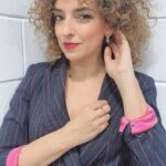Ana Morgade Instagram - Rosario de fotos de la noche inaugural del @festicinehuelva de este año! Aquí me tenéis vestida de arbolito de navidad glamour encantada de la vida, con joyería de @alhajacultstore (QUÉ MONADAS QUE TIENEN), felices con el equipazo nada más terminar, haciéndonos posados de portada del Venca la @virginiariezu y yo (te como la carita!), vestida para la alfombra roja con el vestido invertido (también bautizado por aquí como EL SUGUS DE PIÑA 😂), feliz de pisar el mismo escenario que el genio de Raúl Rodríguez (y la gloriosa Martirio, qué reina es, de verdad). Y repasando como si estuviera a las puertas de Selectividad 🥸. Qué suerte tengo de trabajar en esto