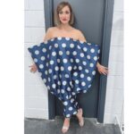 Ana Morgade Instagram - No hay alfombra roja o verde que yo pueda pisar sin hacerlo en comedia. Siempre, ya lo sabéis, me estreso cosa mala y me siento una intrusa. Es para mí muy difícil salir y posar como si lo llevase haciendo toda la vida. Y por eso intento que lo que visto me represente como lo que soy: una payasa, una comedianta a la que le chifla llevar la contraria. Y me divierto y me siento cómoda y sexy porque estoy siendo honesta. Y lo más importante de todo: OTRA ALFOMBRA DE GALA SIN FAJA. Que la sabiduría de la madurez también es esto. Gracias al @festicinehuelva por dejarme darle la vuelta a la gala inaugural. ♥️
