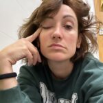 Ana Morgade Instagram - 44. Cuarenta y cuatro tengo. No he puesto filtros, no llevo maquillaje ni crema ni hostias. Me acabo de despertar. Estoy en el baño en pijama, todo el mundo duerme. Aún no he escuchado ni leído los mensajes de cumple, no me ha dado tiempo a contestar. Tengo mucho curro y estoy muy contenta y muerta de sueño. Os dejo, que me tengo que duchar y desayunar y vestirme y cerrar la maleta y salir para la estación y cagarme en todo porque me he dejado un montón de cosas como siempre. Fua, el sueño que tengo, titis. Sé que no es muy pronto, pero me acosté tardísimo, alguien me ha llamado al telefonillo a las 5 (CAPACHAO) y a las 2 y a las 6 bebesito quería cosas. Pero EH. Que tengo CUARENTA Y CUATRO y sigo aquí. Como puedo. Soñando cosas que ya no se pueden pedir por tu cumpleaños.