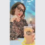 Ana Morgade Instagram - #ad #publi Pues mira, me confieso: soy de las pocas personas que aún no ha escuchado el nuevo disco de Bad Bunny. Pero oye, el título "Nadie sabe lo que va a pasar mañana" me tiene pensando...  En lugar de preocuparnos por el futuro, ¿por qué no disfrutar al máximo lo que está pasando ahora? Venga, chiquis, disfrutemos de los buenos momentos! Como éste que os comparto en #ElShowDeRoyalBliss, con una sonrisa de oreja a oreja y mi copa de #RoyalBliss en mano, celebrando la diversión y la buena compañía.   Porque, honestamente, ¿quién sabe lo que nos depara el futuro? Así que ¿por qué no brindar por el presente? ¡Ésta va por todos y todas!   #EstaVaPorTi    @cocacolaep_espana @bartalentlaboficial #ad #publi