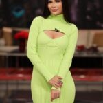 Ana Patricia Gámez Instagram - Con mucho color iniciamos semana en @EnamorandonosUsa 💚 Feliz lunes! 👗 www.Beashion.com 💋 @BbellaByMillie 📸 @Juanito_visual_