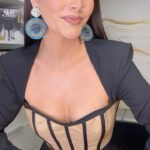 Ana Patricia Gámez Instagram - Ustedes se prueban la ropa antes o después de arreglarse? ✨ Primer look de la semana en @EnamorandonosUsa 🖤 Set: www.Beashion.com