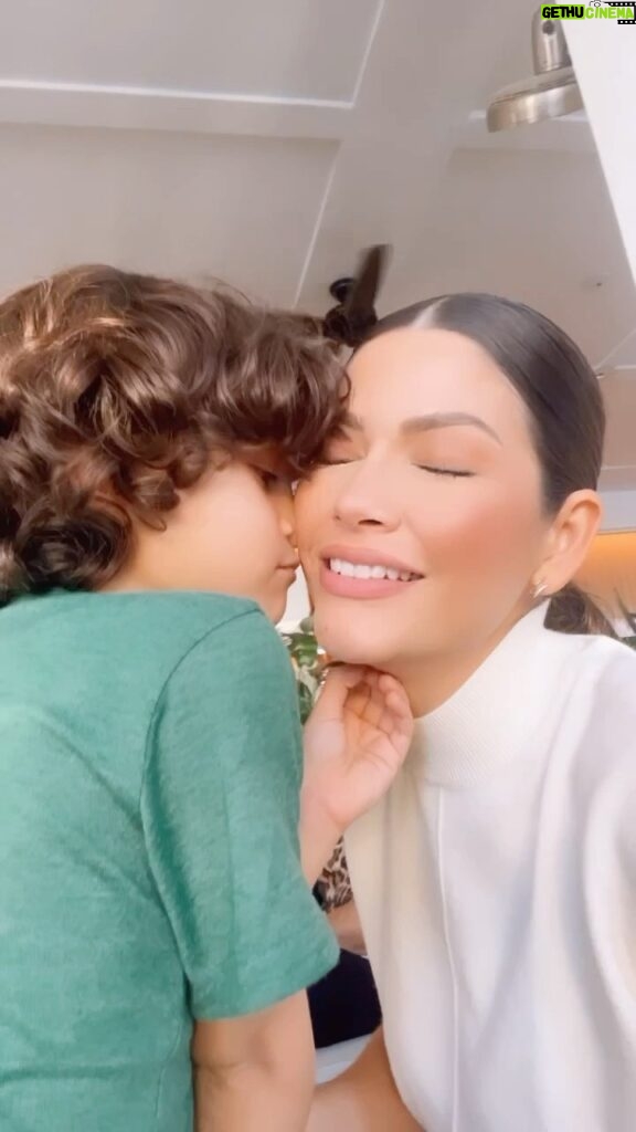 Ana Patricia Gámez Instagram - Sus besitos y sus caricias me reinician la vida 🥰💕