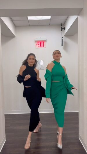 Ana Patricia Gámez Instagram - Entre reinas nos acomodamos la corona 👑 
Sets: www.Beashion.com 🖤💚
