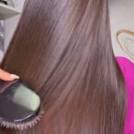 Ana Patricia Gámez Instagram - ✨Mis Cuidados Para el Cabello✨ - No uso ningún tinte o decolorante - Lo lavo un día si y uno no - Corto las puntas cada 3 meses - Uso shampoo adecuado para mi tipo de cabello (es mixto) -Dejo se seque al natural - Si uso plancha o pinza para rizarlo tiene que estar completamente seco - Pongo alguna que otra mascarilla al menos 1 vez al mes - Me apoyo de suplementos naturales como My Biotin ProClinical 🩷