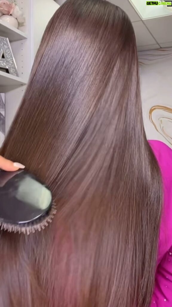 Ana Patricia Gámez Instagram - ✨Mis Cuidados Para el Cabello✨ - No uso ningún tinte o decolorante - Lo lavo un día si y uno no - Corto las puntas cada 3 meses - Uso shampoo adecuado para mi tipo de cabello (es mixto) -Dejo se seque al natural - Si uso plancha o pinza para rizarlo tiene que estar completamente seco - Pongo alguna que otra mascarilla al menos 1 vez al mes - Me apoyo de suplementos naturales como My Biotin ProClinical 🩷