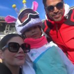 Ana Patricia Gámez Instagram - Día 2 ⛷️ logré bajar una pista azul sin caerme pero me duelen mucho las piernas 🤣 descubrí que mi miedo es a las alturas y a la velocidad 😓 Giulietta hizo sus primeros brincos 😅 Gael pasó a nivel 2 en la escuela y Luis pues que les digo, parece Pro 🤭 #Aspen ❄️ #Snowmass 🎿
