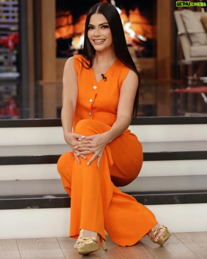 Ana Patricia Gámez Instagram - Hoy en el día Internacional de la Felicidad no todo es felicidad en @EnamorandonosUsa 🤭🤣 ya verán por qué! los esperamos a las 8pm 7c por Unimás 🌼 🧡Set: www.Beashion.com 💋 @BbellaByMillie 📸 @Juanito_visual_