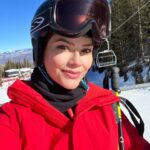 Ana Patricia Gámez Instagram - No se si aún en el 2024 se usan los selfies pero este me encanta 🤣 sobre todo porque esquiar no es de mis deportes favoritos, de hecho le tengo mucho respeto por no decir miedo y hoy en mi primera clase de este viaje pude avanzar un poco más 🤭 por lo menos no me caí ninguna vez 🎿 me toca aprender bien y no tener miedo así como mi Giulietta & Gael 🥰 #Aspen #Snowmass ❄️