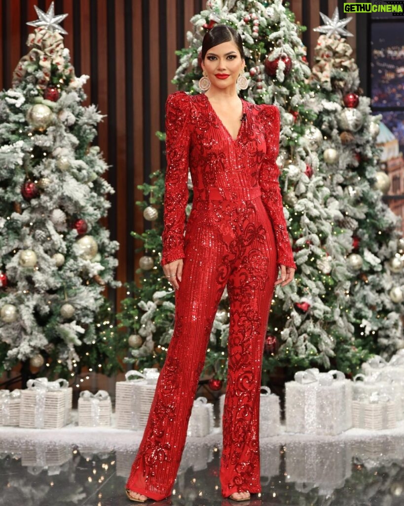 Ana Patricia Gámez Instagram - Mi último look del 2023 en @EnamorandonosUsa 🎄 Disfrute mucho escogiendo mi ropa esta temporada para el programa🥰 toda es de mi tienda online www.Beashion.com ❤️ y ahorita mismo tiene el 20% de dscto con envíos gratis en US & PR en las compras de 75dlls o más con el código FREE SHIPPING 🎁 El 20% lo vez reflejado una vez agregas el producto al carrito de compra 🛒 📸 @Juanito_visual_ 💋 @BbellaByMillie