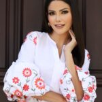 Ana Patricia Gámez Instagram - Nuevo top 🌸 blusa bordada www.Beashion.com 🌻 Paras estas fotos tenía a la mejor ayudante y a un gran fotógrafo 🥰 mi Mamá & @Juanito_visual_ El look completo es de @BeashionBoutique 🧡