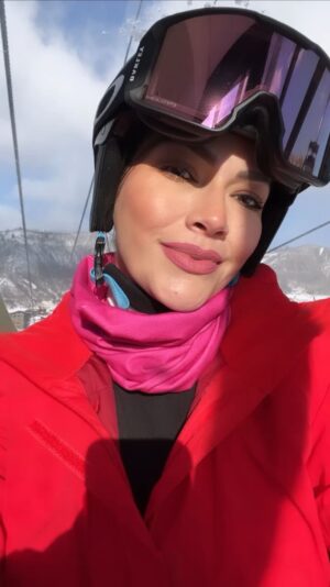 Ana Patricia Gámez Instagram - Les comparto una de mis oraciones favoritas que hago cada día 🙏🏼💕 la adapté en este viaje y me hace sentir más segura y protegida 🎿❄️ 
También escucho las frecuencias Hertz 417 ayuda para la ansiedad y el miedo subconsciente ✨