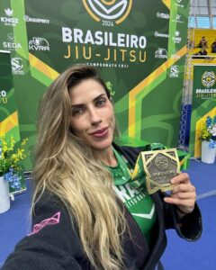 Ana Paula Minerato Instagram - Mais um campeonato 🥋💙 @cbjjoficial 🇧🇷 Desta vez o #Brasileiro conquistei a medalha de bronze 🥉claro que sempre iremos lutar pelo ouro, mas saio de cabeça erguida pois sei que Lutei e fiz oq pude o nível estava muito alto e qualquer uma poderia ter sido campeã pq todas estavam muito bem preparadas! Sei o quanto me dediquei e abdiquei de tantas coisas pra estar ali , estou com o menisco rompido e fiquei 15 dias fora dos treinos tive 7 dias pra correr atrás do prejuízo e montar um novo jogo que não expusesse meu joelho, então trabalhamos em cima disso pq NÃO COMPETIR , nunca foi uma opção ! Então me anestesiei e fui , com o joelho deu tudo certo, mas jiu-jítsu é detalhe e tem muitos detalhes que ainda tenho que ajustar, independente do resultado amanhã estarei de volta aos treinos pra buscar minha melhor versão e entregar a melhor performance Aos campeões deixo meus parabéns pq o baguiu é doído demais !!! Agradeço aos meus mestres @gustavoalmeidajj @ernaniii_ e as minhas parceiras de treino por tudo que estamos construindo ❤️ @almeidajjcasaverde orgulho demais de fazer parte deste time 🥋💪🏻🙏🏻 #Oss