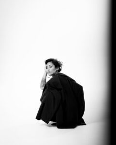 Ana Tijoux Instagram - 1.60 No sé cuánto peso La edad es un soplo 5to disco solista en camino Me rio 3 veces más veces que ayer de mi misma Aqui Ahora V I D A Mañana quien sabe Solo nos quedan las ideas floreciendo detrás del umbral … 🍉 @inti.gajardo.g 📷 @imanol_fuentes 💄maquillaje